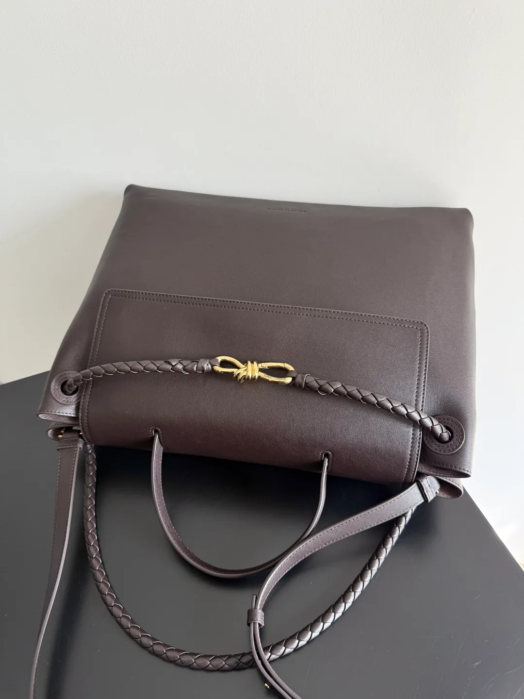 Batch 3160 BottegaVeneta Latest Ciao Ciao Bag Silky cowhide two-way flap handbag with signature twist detail, hidden hook closure, flap can be fastened to the front or attached to the INTRECCIATO woven internal pocket, comes with an adjustable and removable crossbody strap, internal compartment, and also features a zippered pocket. The surprise flap has various shapes. Style 1 - Cover the bag surface, exposing the knot and knot decoration. Style 2 - Place the flap inside the bag. A buckle is also designed. Style 3 - The U-shaped position of the top handle in the hand bag. Style No.: 826195 Size: 42*32*15cm